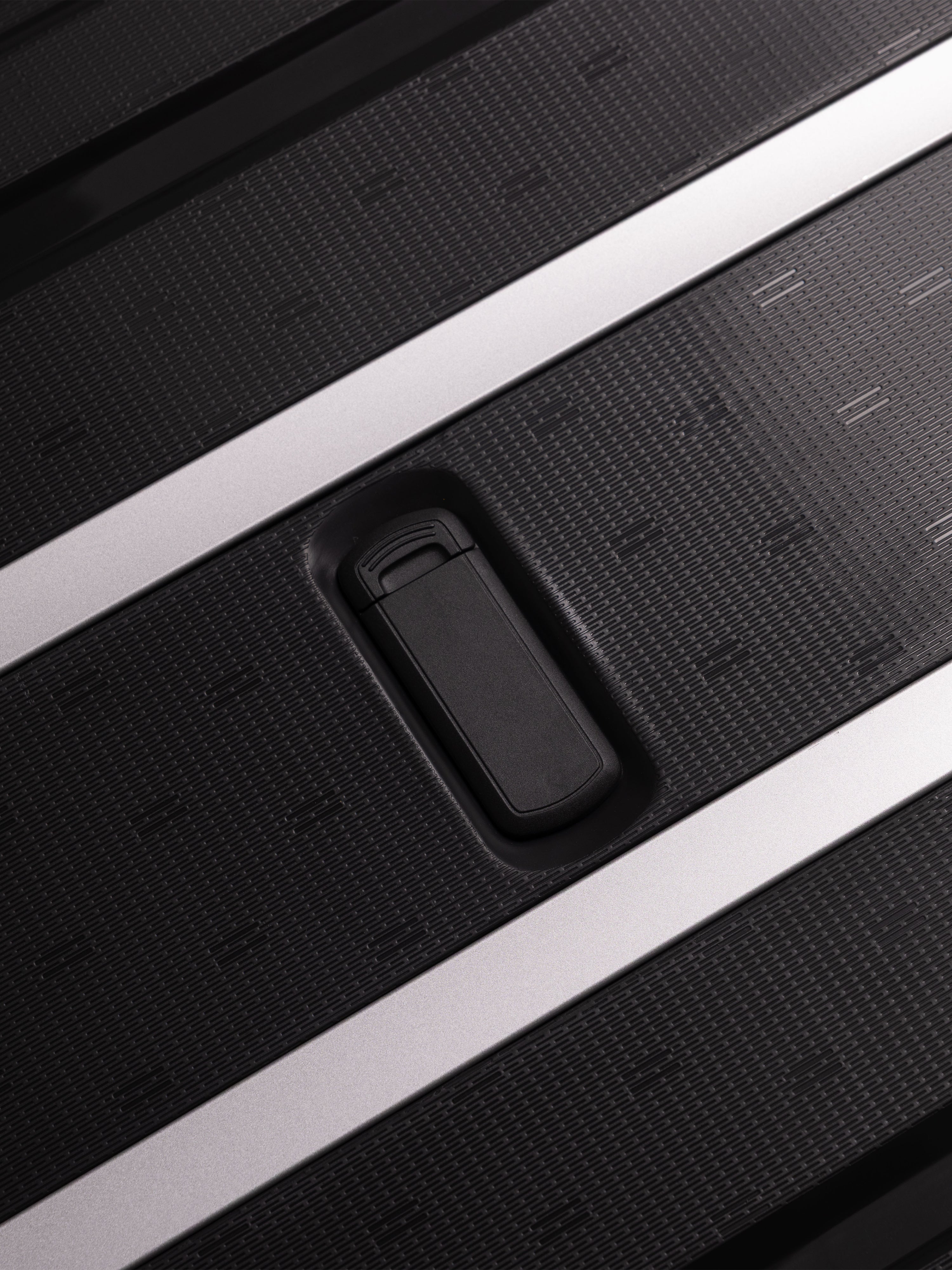 Highbury Guard Dark Grey Hard Shell Luggage – TSA Lock Suitcase with 8 Spinner Wheels (3 Piece Set or Individual Sizes, 10-Year Warranty)