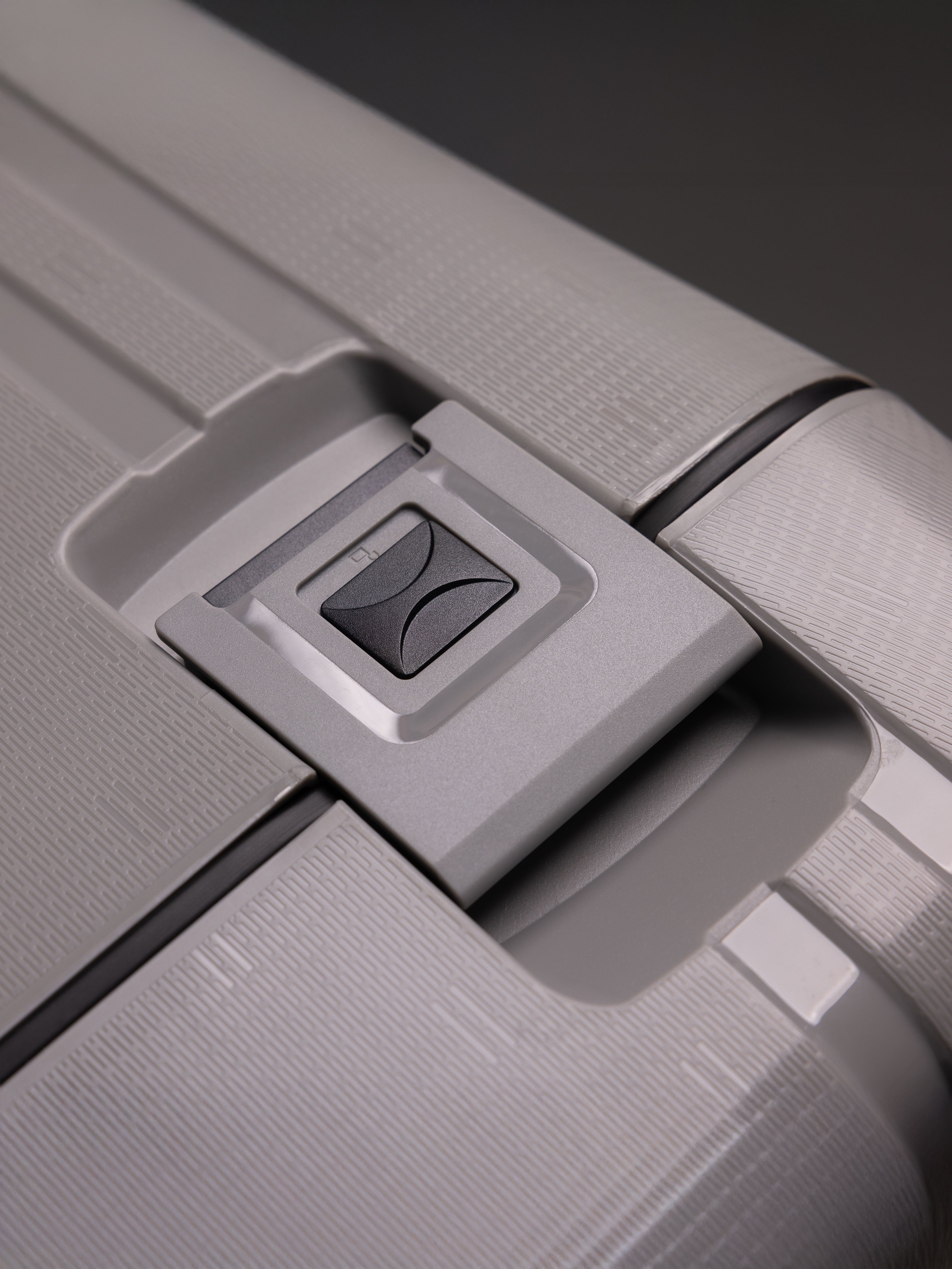 Highbury Guard Silver Hard Shell Luggage – TSA Lock Suitcase with 8 Spinner Wheels (3 Piece Set or Individual Sizes, 10-Year Warranty)