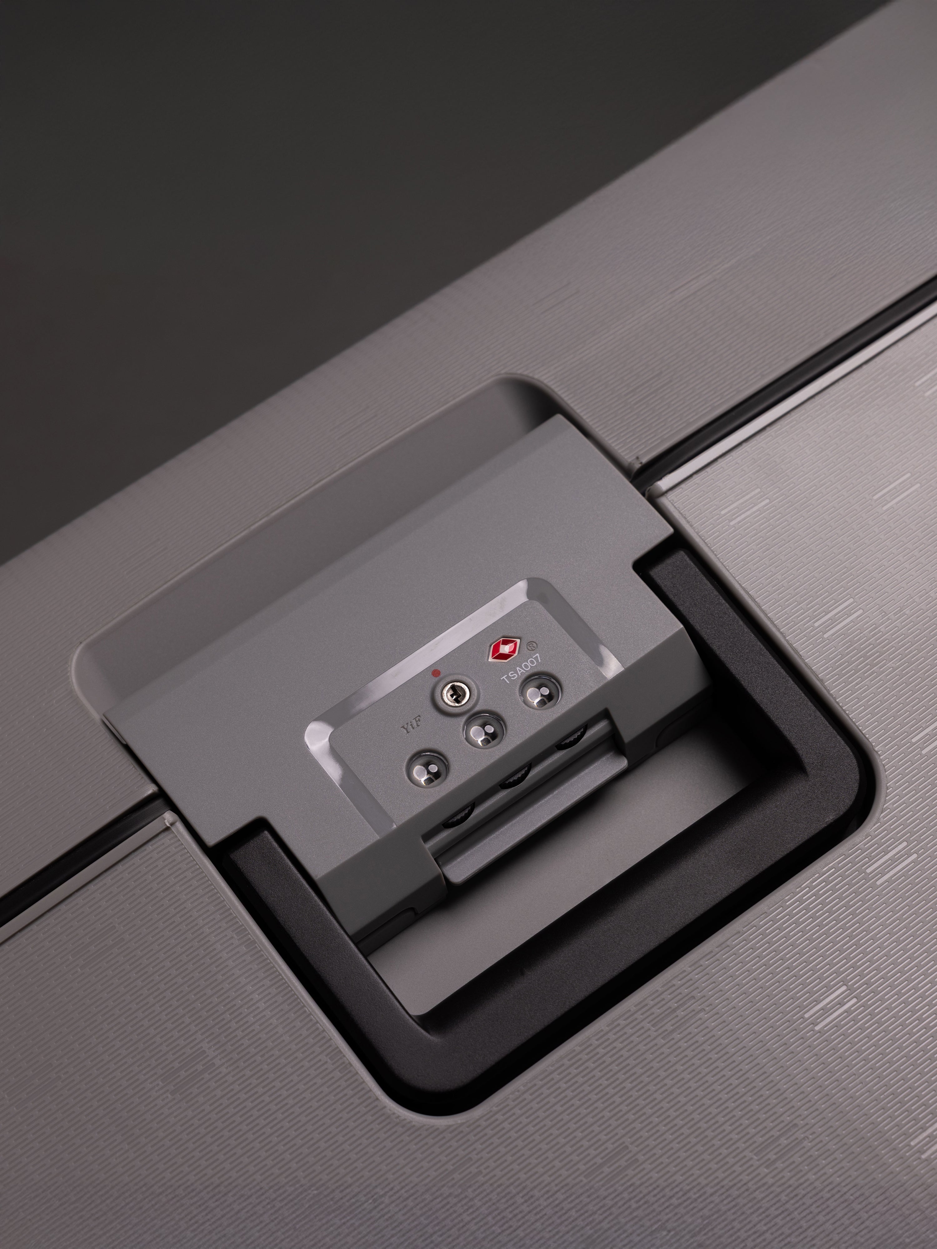 Highbury Guard Silver Hard Shell Luggage – TSA Lock Suitcase with 8 Spinner Wheels (3 Piece Set or Individual Sizes, 10-Year Warranty)