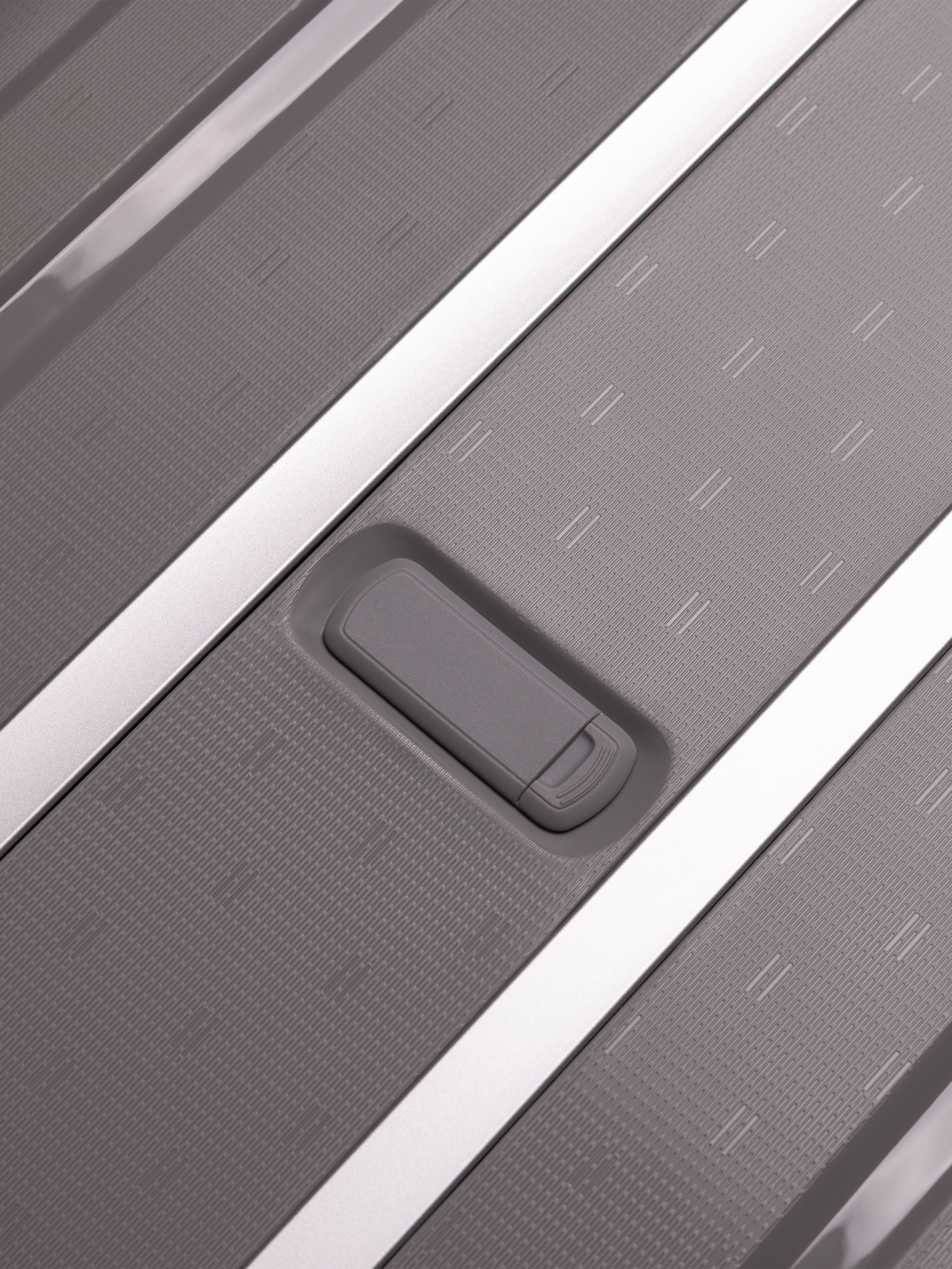 Highbury Guard Silver Hard Shell Luggage – TSA Lock Suitcase with 8 Spinner Wheels (3 Piece Set or Individual Sizes, 10-Year Warranty)