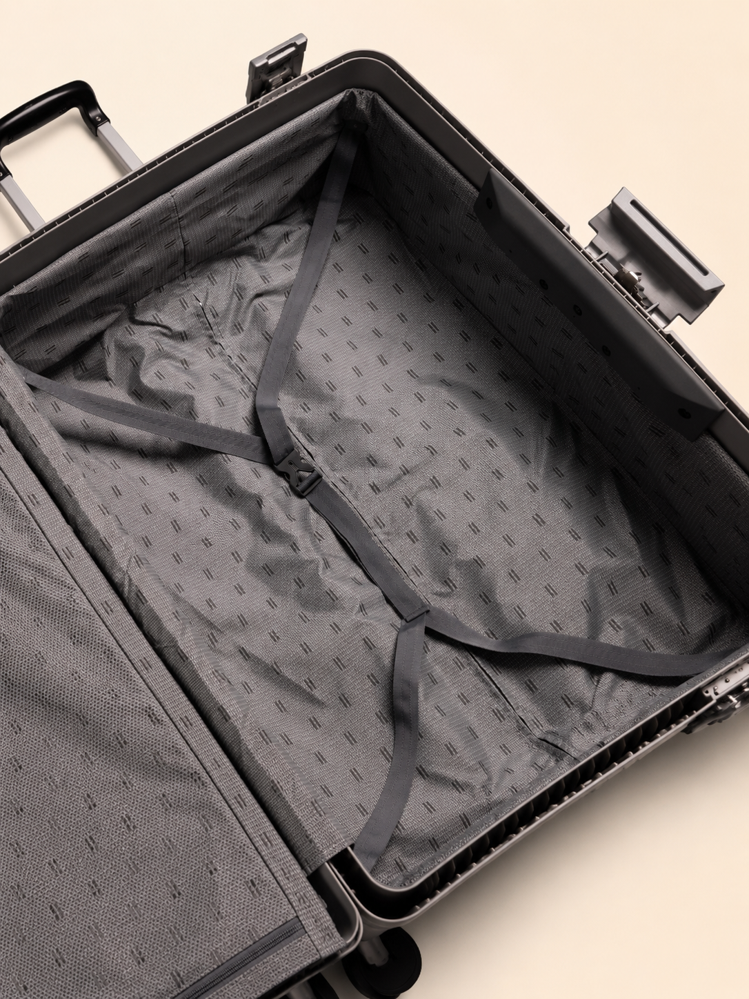 Highbury Guard Silver Hard Shell Luggage – TSA Lock Suitcase with 8 Spinner Wheels (3 Piece Set or Individual Sizes, 10-Year Warranty)