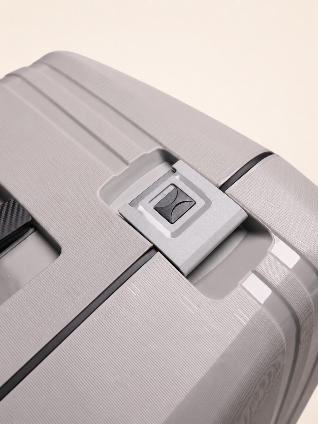 Highbury Guard Silver Hard Shell Luggage – TSA Lock Suitcase with 8 Spinner Wheels (3 Piece Set or Individual Sizes, 10-Year Warranty)