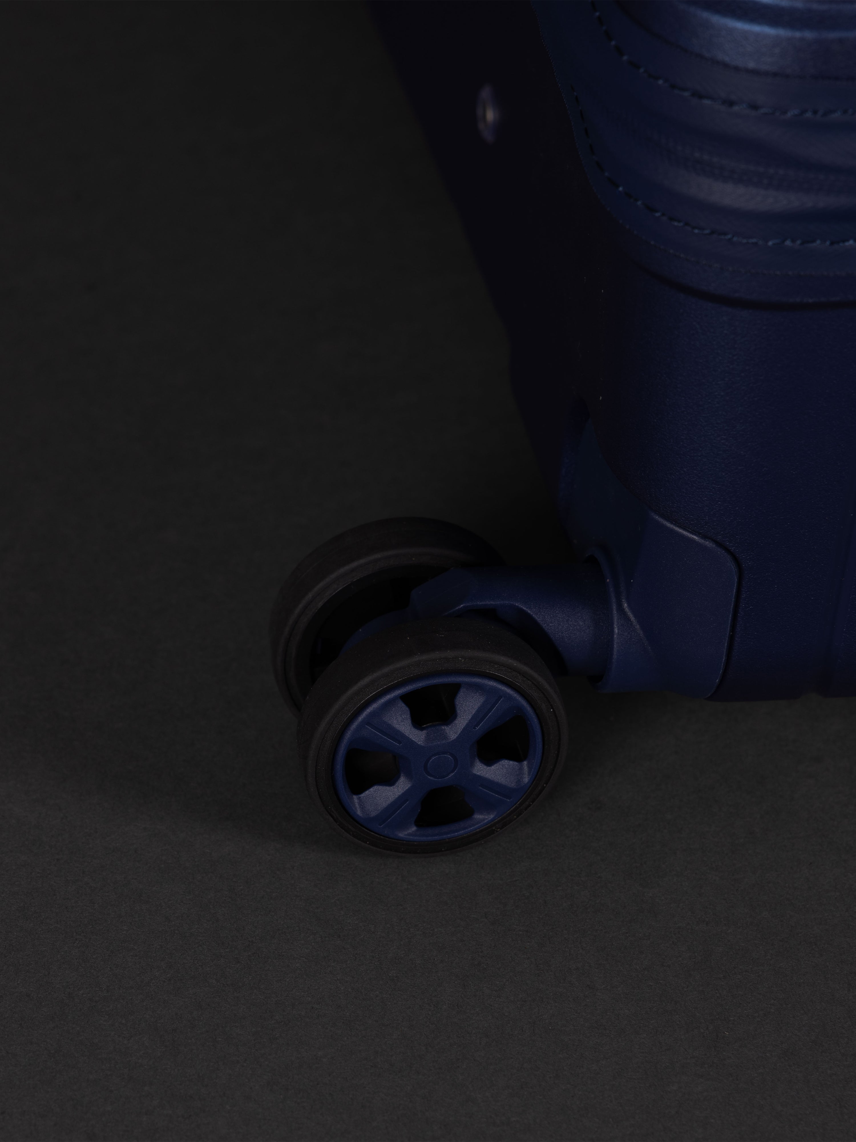 Highbury Helios Ultra-Light Blue Polypropylene Luggage Set – Hard Shell Spinner Suitcases with TSA Lock (20", 24", 28", 10-Year Warranty)