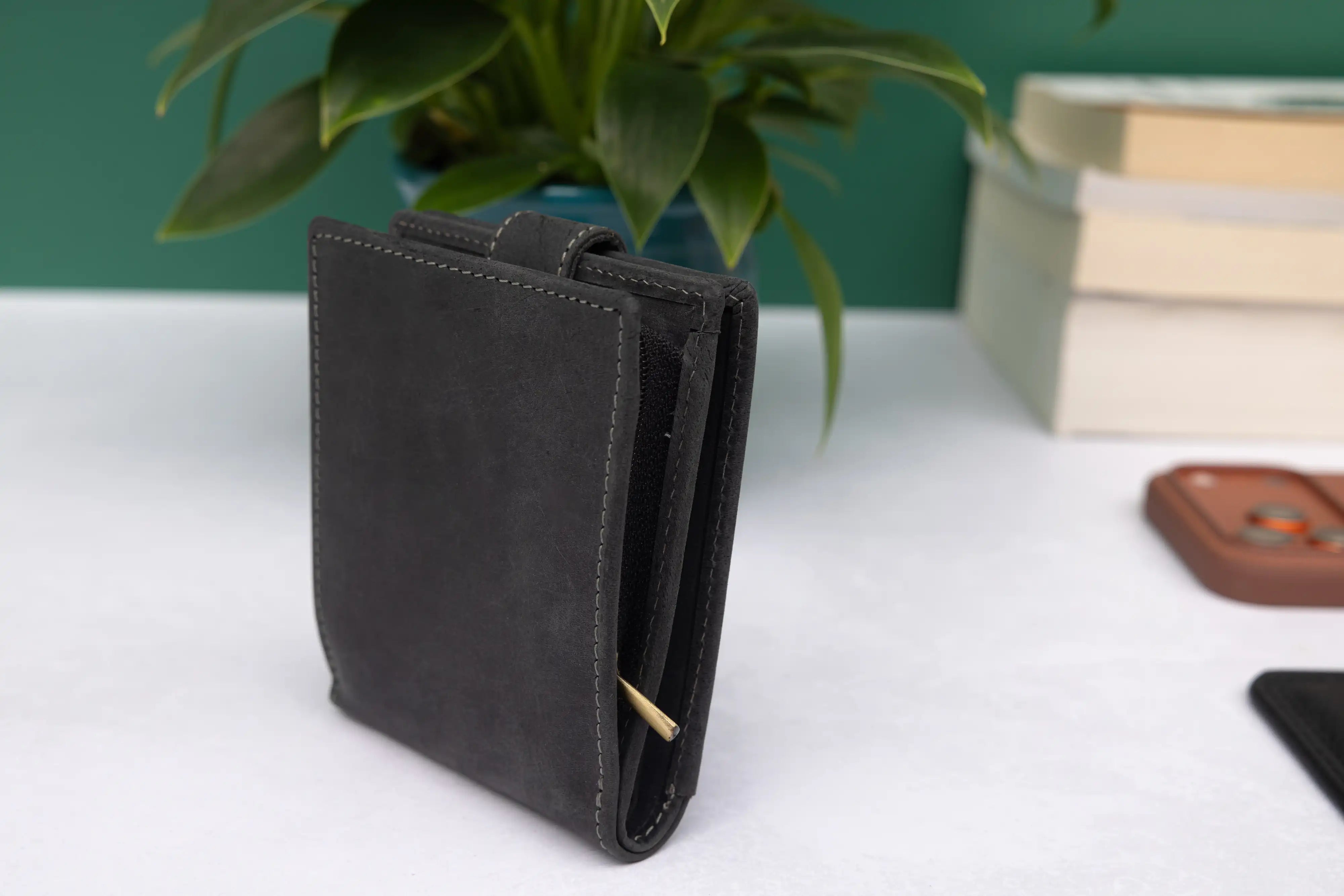 Personalised Black Hunter Leather Wallet – Bifold with Large Zip Coin Pocket