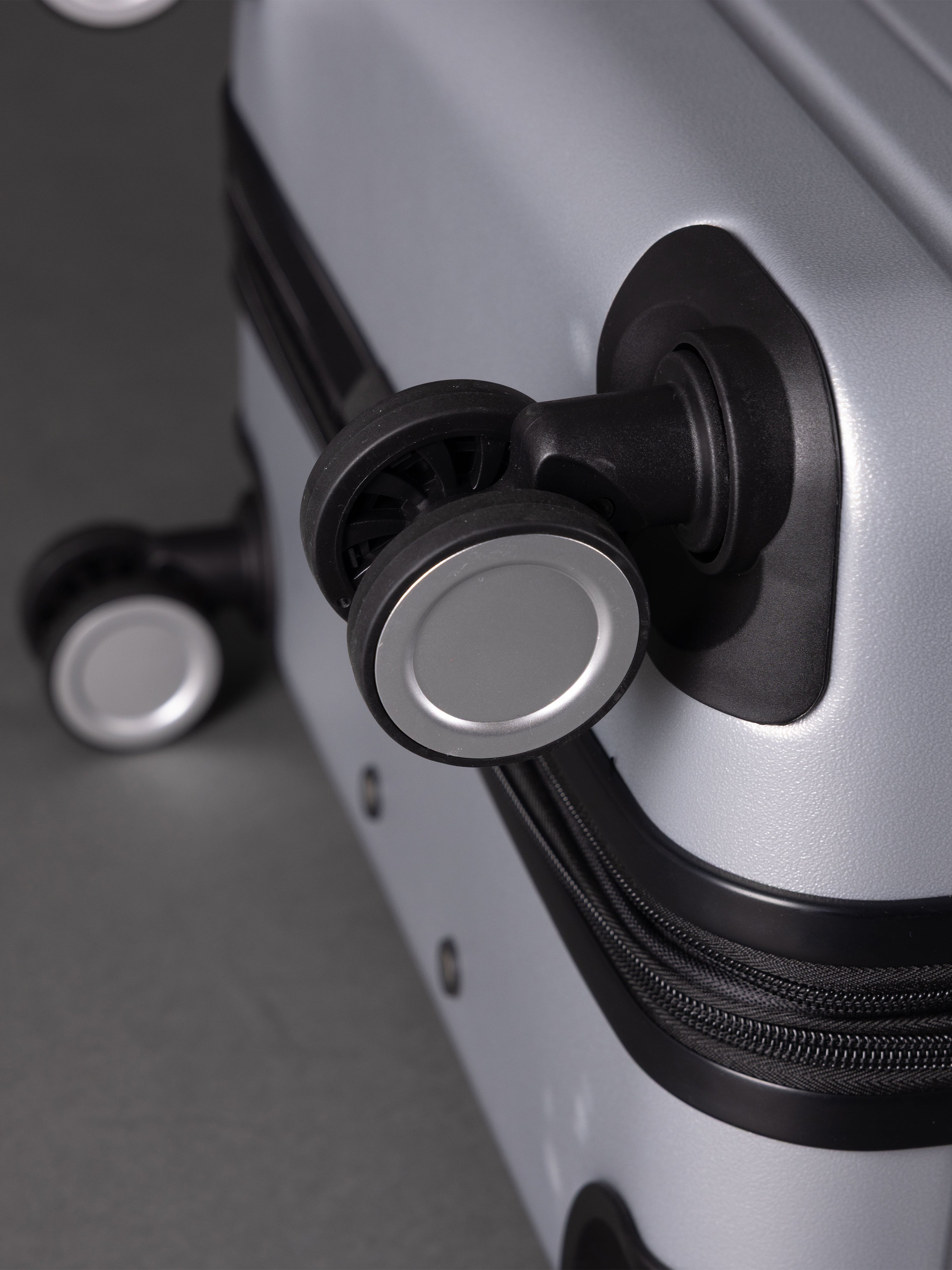 BEOW 3 Piece Silver Luggage Set – 20", 24" & 28" Suitcases with Expandable Hard Shell, Spinner Wheels & TSA Locks