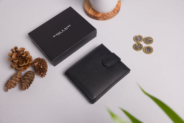 Bifold vs Trifold Wallets: Which Style Fits Your Lifestyle?