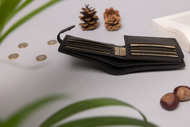 Personalised Engraved Black Hunter Bifold Leather Wallet With Card Holder