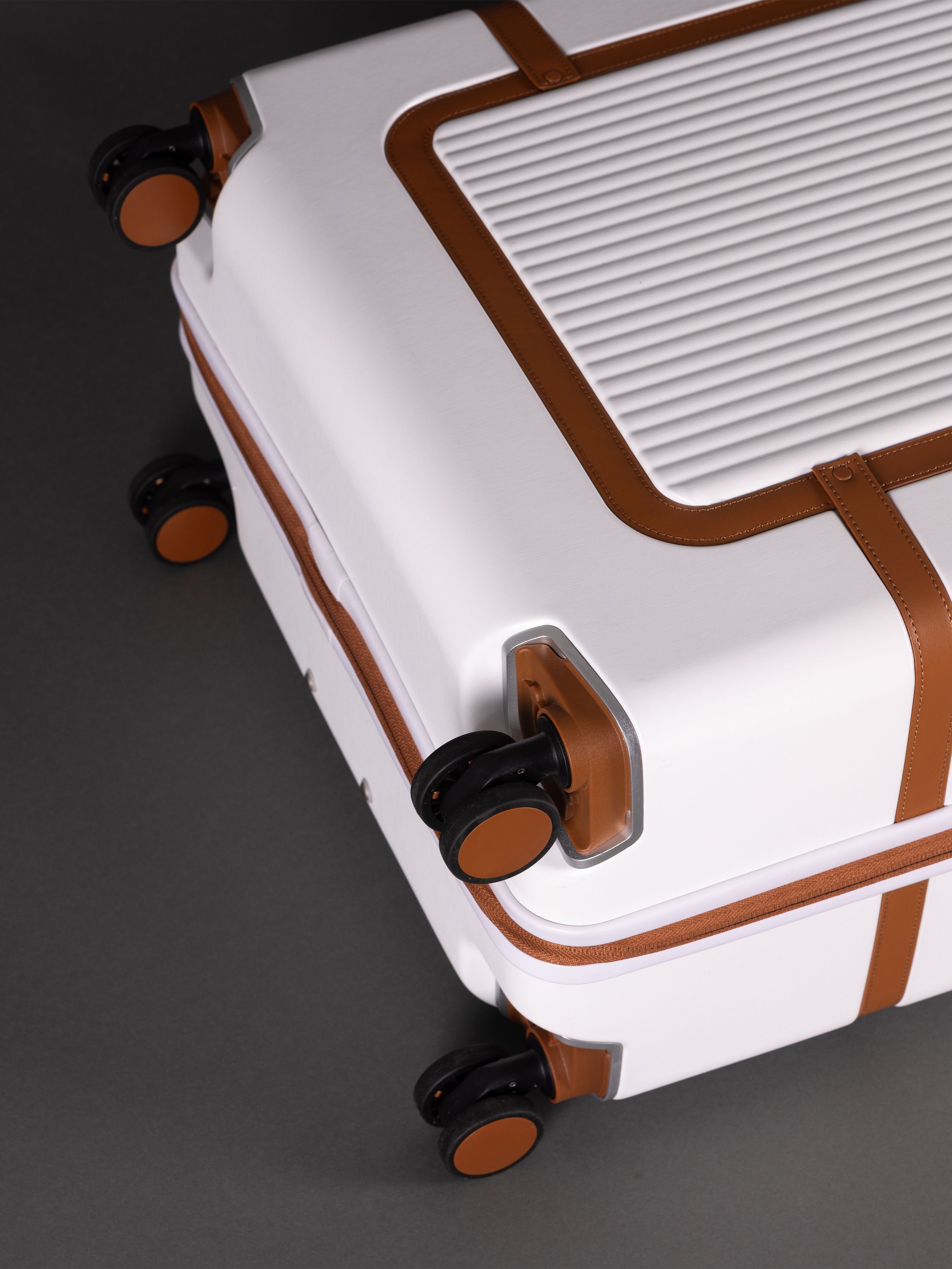 Highbury Elegance White TSA Hard-Shell 4-Wheel Spinner Luggage – 10 Year Warranty