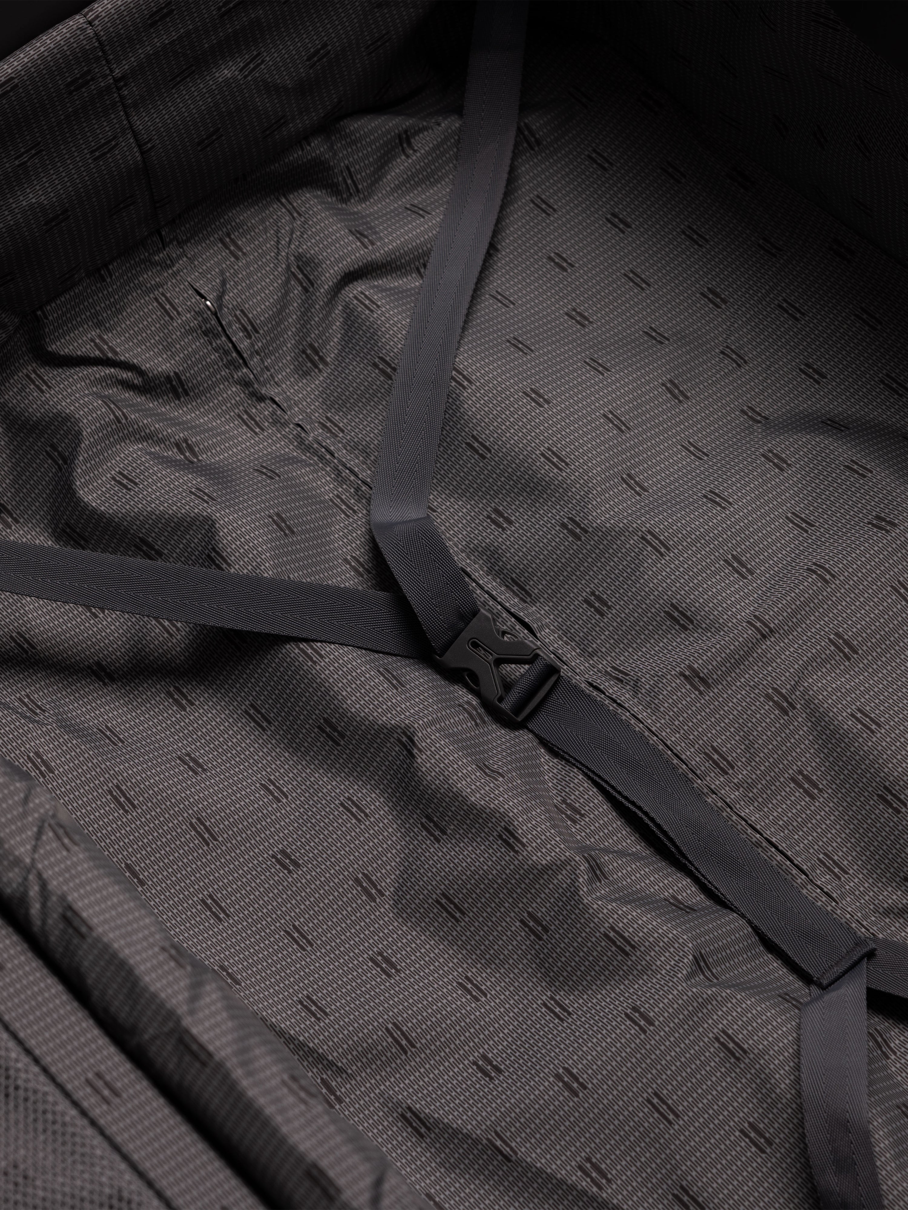 Highbury Guard Silver Hard Shell Luggage – TSA Lock Suitcase with 8 Spinner Wheels (3 Piece Set or Individual Sizes, 10-Year Warranty)