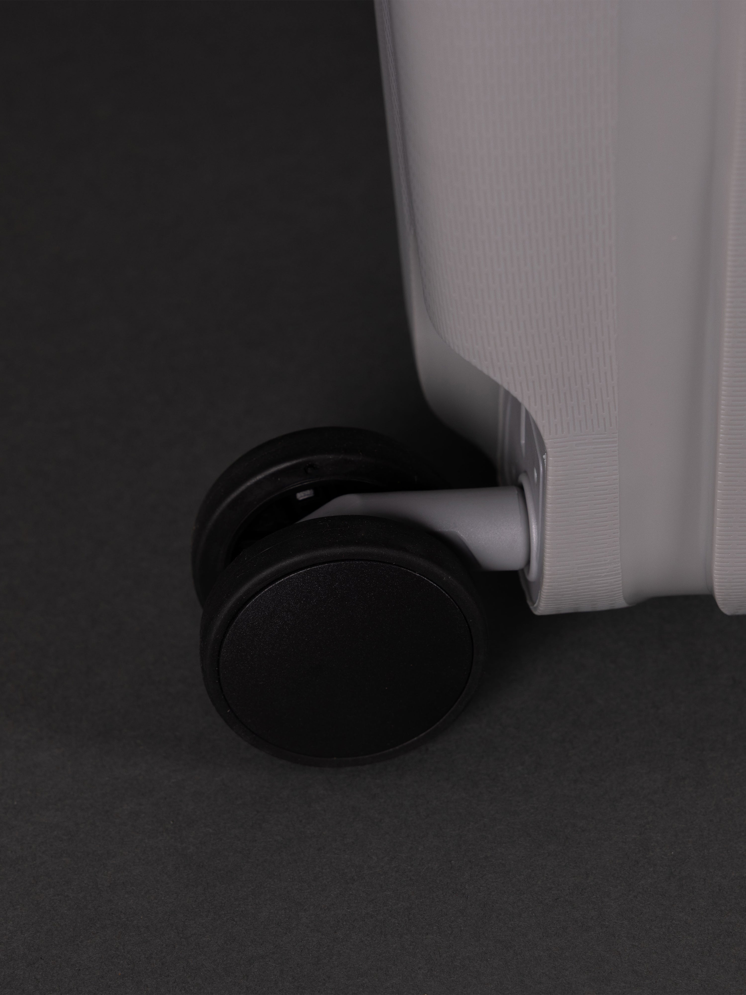 Highbury Guard Silver Hard Shell Luggage – TSA Lock Suitcase with 8 Spinner Wheels (3 Piece Set or Individual Sizes, 10-Year Warranty)