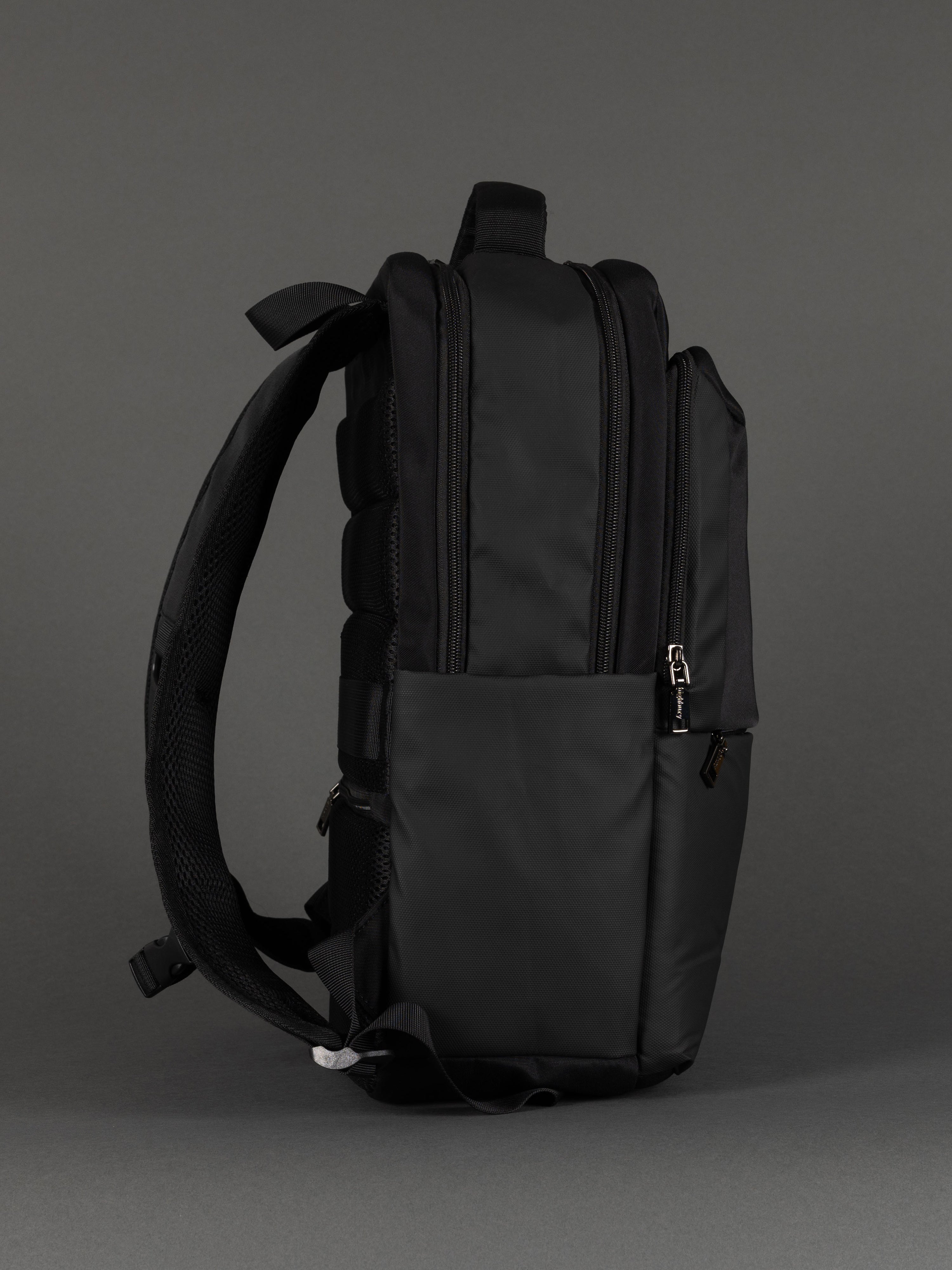 "Christmas gift idea – black 17-inch laptop backpack for students and professionals"