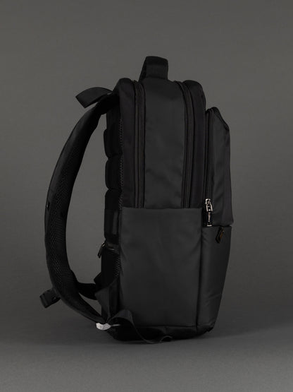 "Christmas gift idea – black 17-inch laptop backpack for students and professionals"