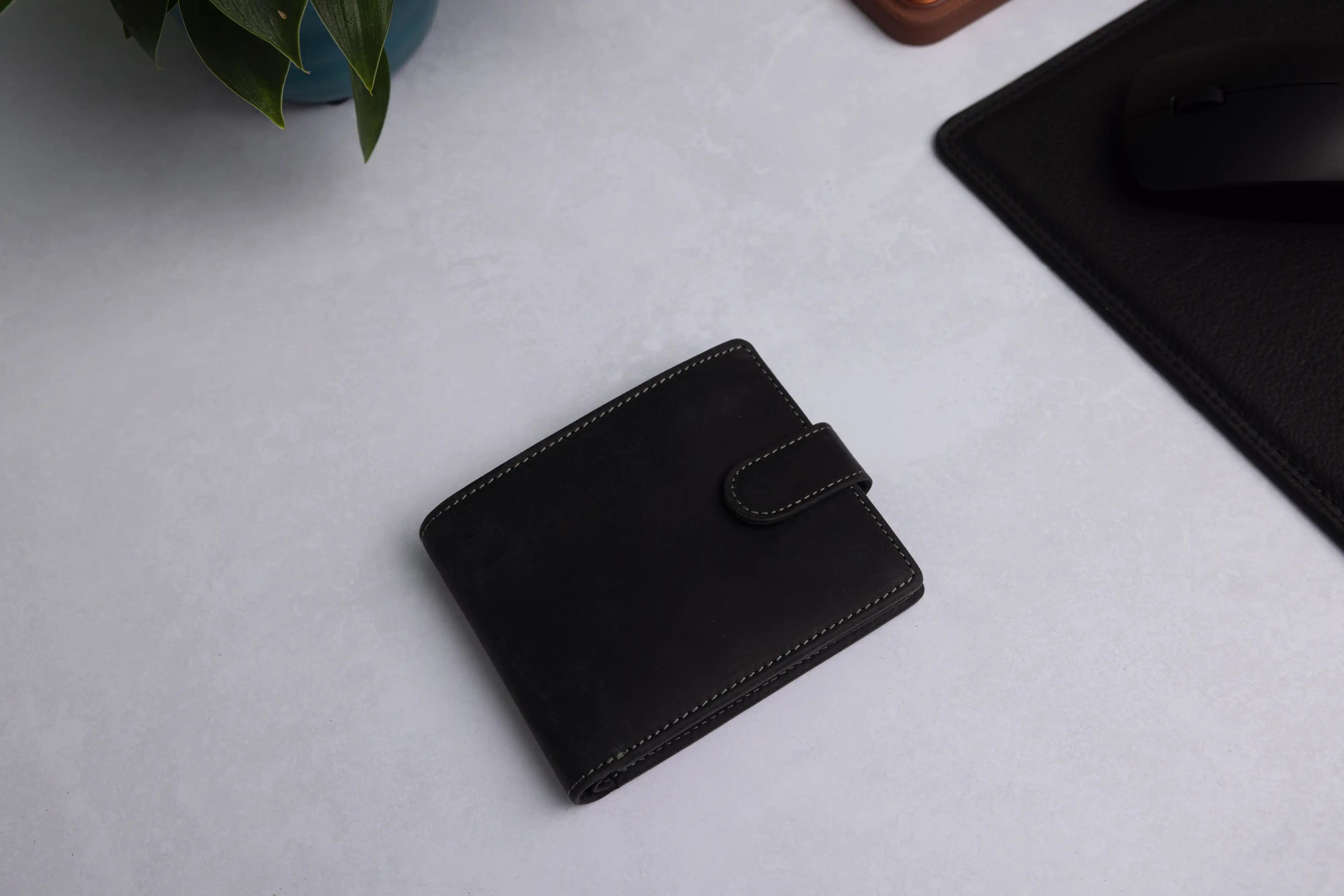 Personalised Black Hunter Leather Wallet – Bifold with Card Holder Slots & RFID Protection