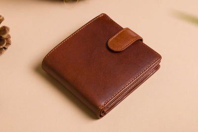 "Christmas gift idea – cognac leather wallet with personalisation"