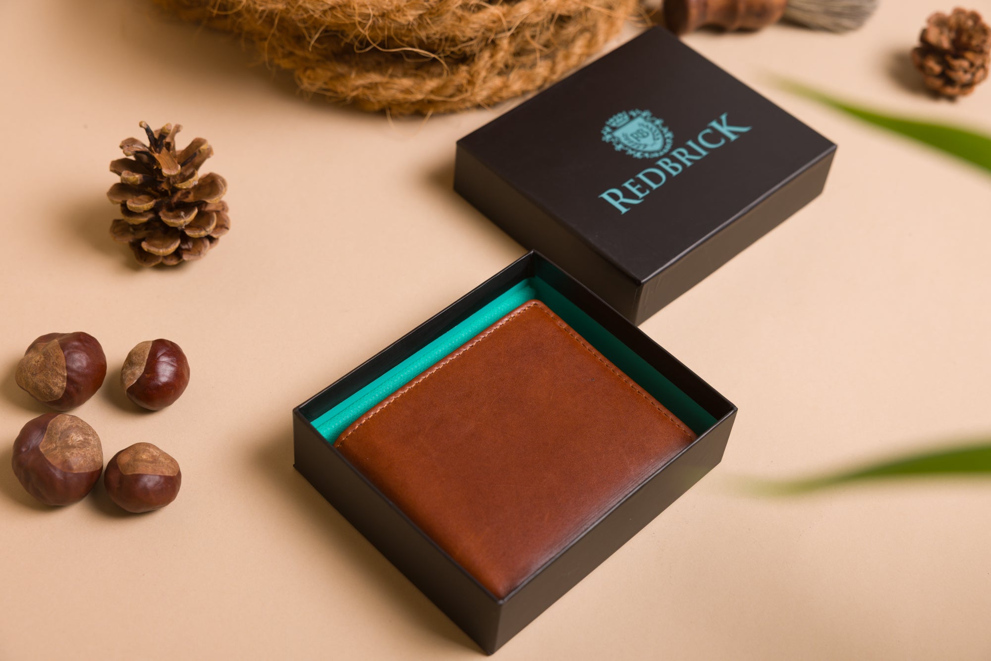 "Engraved men’s leather wallet with gift box"
