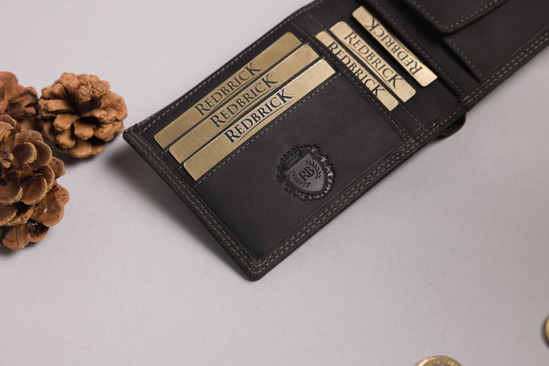 "Christmas gift idea – personalised black bifold wallet"