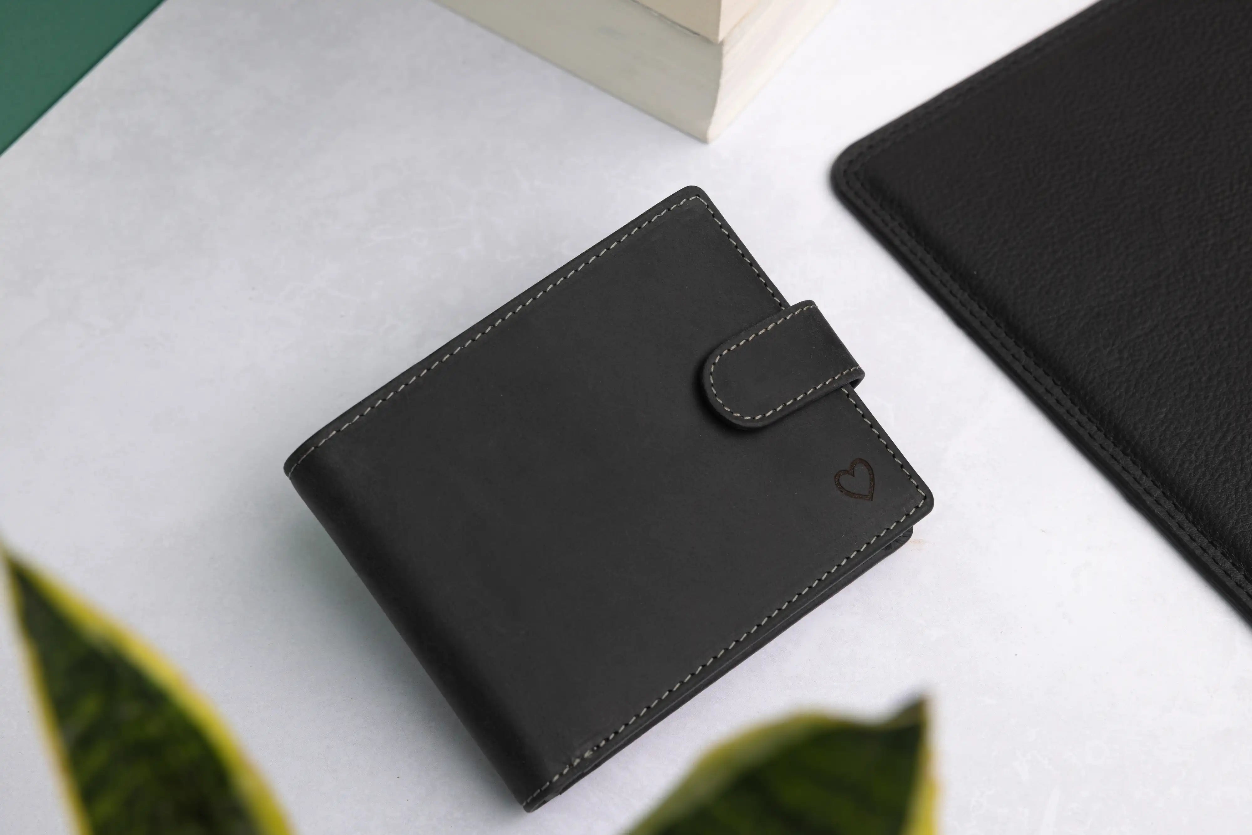 Personalised High-Capacity Black Hunter Leather Wallet – Bifold RFID Wallet for Men